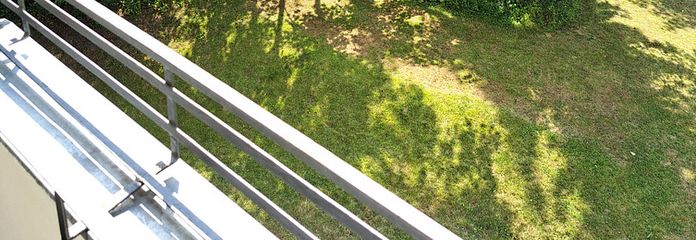 Blick vom Balkon in den Garten