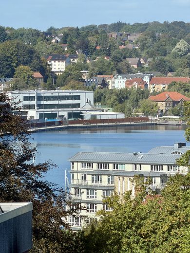 Penthousewoning met groot dakterras en nabij de Förde van particulier – Ausblick Küchenfenster (Zoom)