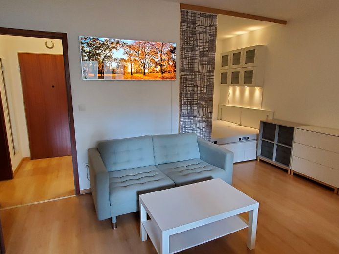 Apartamento amueblado con terraza soleada cerca del Havel, sin comisión – Wohnbereich