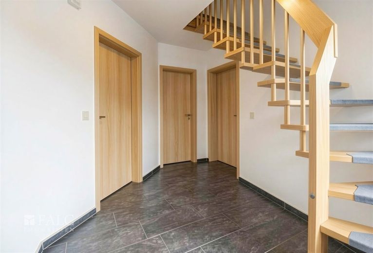 +++ Kapitalanlage mit Potenzial: Ihr Zweifamilienhaus in Ruhelage +++ – Flur unten Whg. 2e