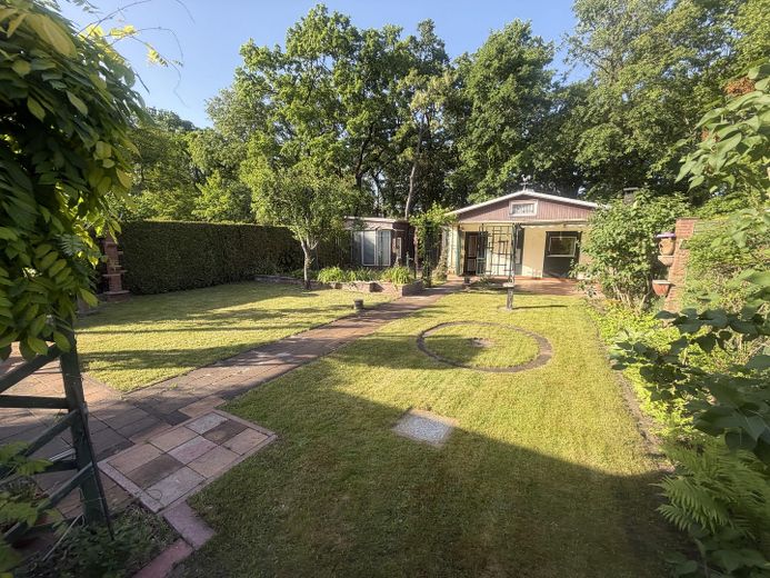 Ländliche Idylle mitten in der Stadt ! Ihr künftiges Zuhause mit herrlichem Garten und 3 Garagen ! – Blick zur Garage mit Terrasse