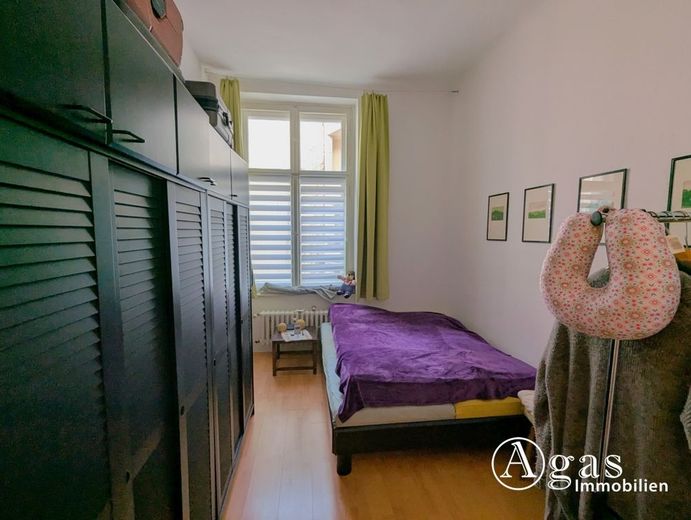 Gut vermietete 3-Zimmer-Altbauwohnung im Mierendorff-Kiez in Charlottenburg – Schlafzimmer
