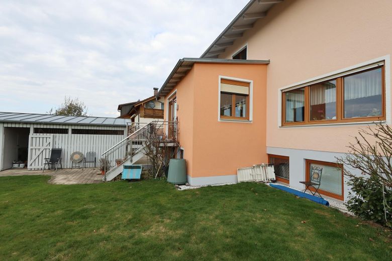 Blick auf Terrasse, Carport