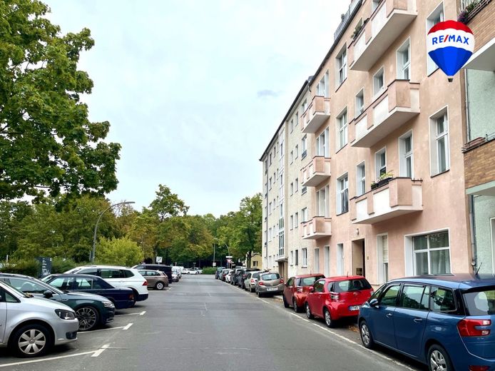 Provisionsfrei: Bezugsfertige, moderne 2-Zimmer-Wohnung mit Balkon &amp; Fahrstuhl  in Berlin Spandau – Straßenansicht