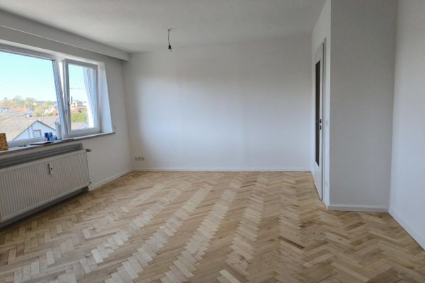 Direct beschikbaar, volledig gerenoveerd 3-kamerappartement op de bovenste verdieping met tuin, garage, 2 parkeerplaatsen & PV-installatie