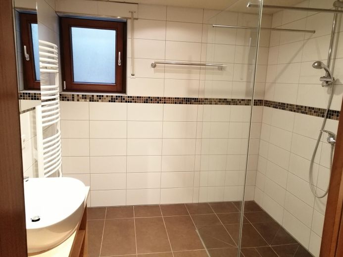 Appartement indépendant, loyer charges comprises : 790 euros – Bad, hat Platz für Waschmaschi