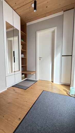 Maison de caractère personnalisée : maison jumelée claire et haut de gamme à Bittenfeld, KfW 55 – Flur