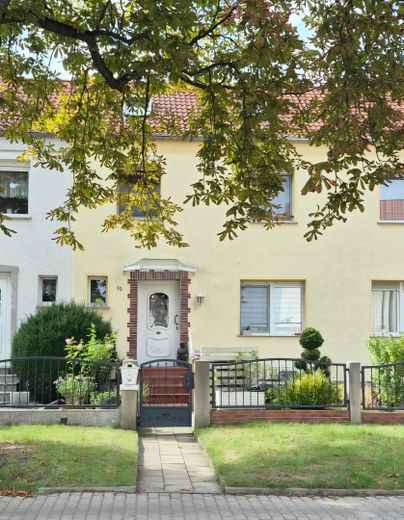 Reihenmittelhaus mit sonnigem Garten – Foto 1