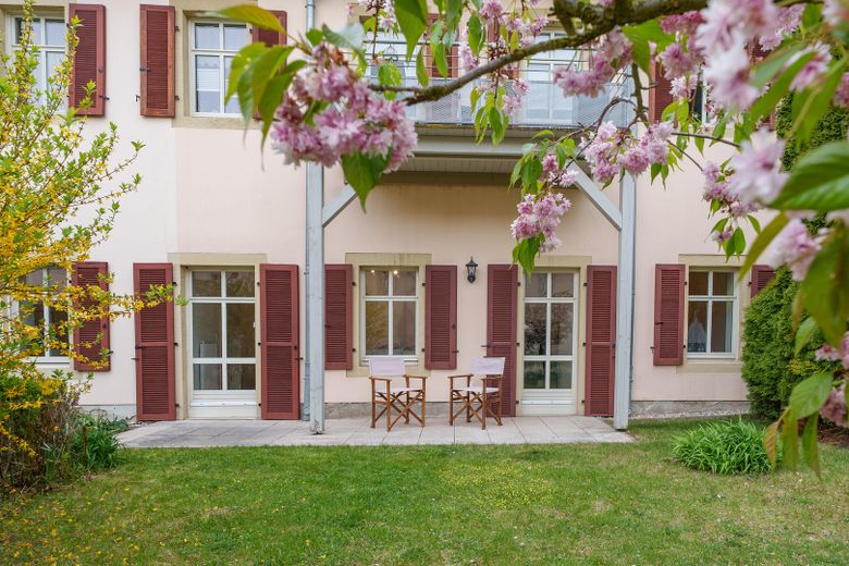 Schöne Terrasse mit Garten