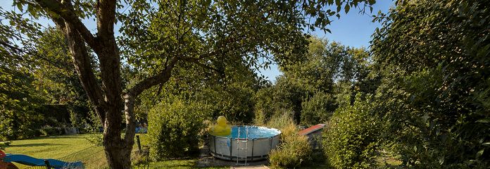 View it. Fall in love. Move in. Modernized semi-detached house with a beautiful garden. – Blick in Garten