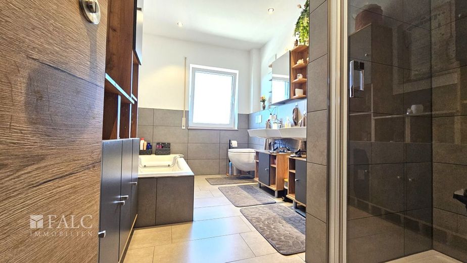 Neuwertiger Bungalow mit Einliegerwohnung &amp; hoher Energieeffizienz – Badezimmer