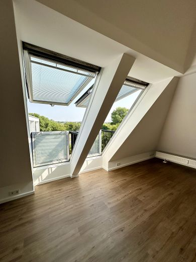 Hochwertig sanierte 4-Zimmer-Maisonette | 110 m² | 2 Bäder | Balkon | ruhige Lage an den Mainwiesen – Große Balkonfenster