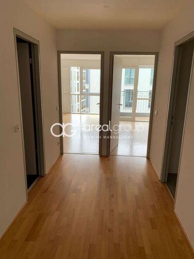 * 4 Zimmer * 2 Badezimmer * 2 Loggias * TOP-Lage * – Flur