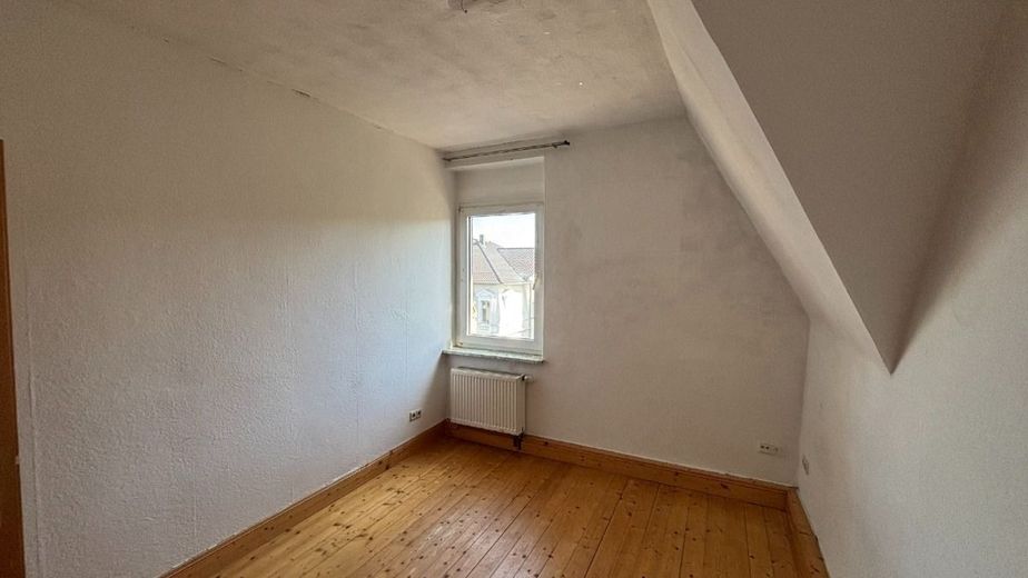 6-Zimmer-Dachgeschosswohnung mit EBK und Gartenabteil, nähe Bahnhof – Schlafzimmer - www.immobilien-heise.de