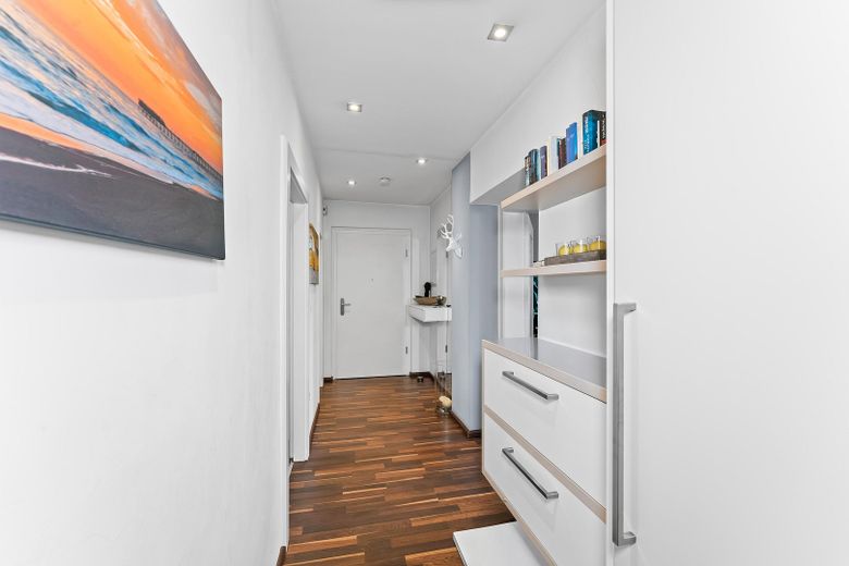 Appartement moderne de 2,5 pièces à Großreuth bei Schweinau avec cuisine équipée et garage – Flur/Garderobe