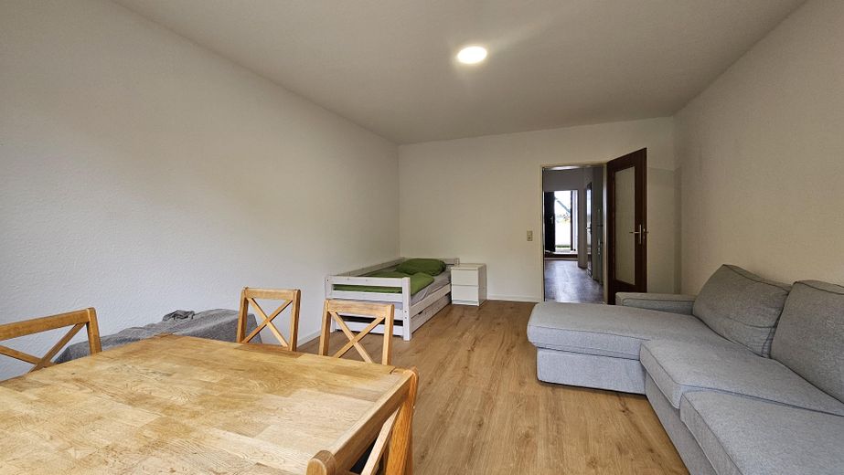 Zentrale 2 Zi.Wohnung · 62 m² · direkt am Bahnhof, ohne Zuglärm · Balkon – Wohnzimmer 4
