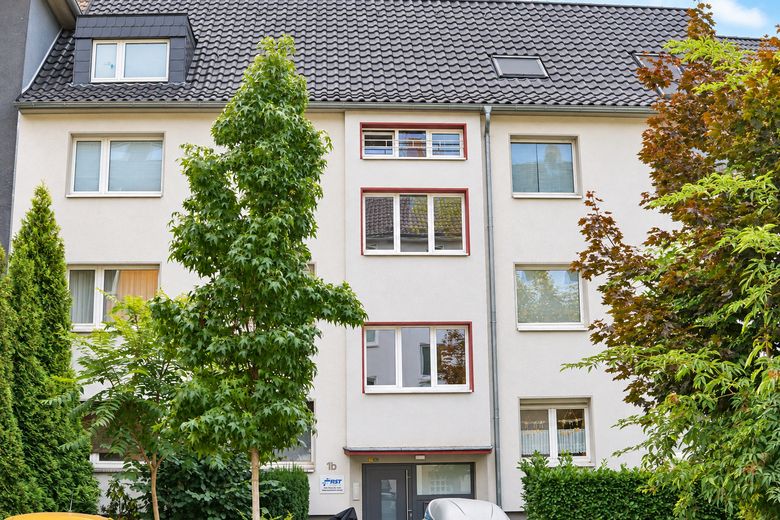 Umfangreich modernisierte 4-Zimmer-Wohnung mit großem Balkon + ca. 30qm2 Dachboden im Moltkeviertel – Hausansicht