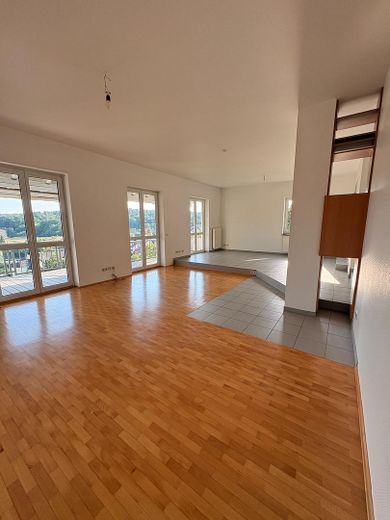 Wohnen wie im Haus: 4-Zimmer-Maisonette mit Talblick, Balkon und Carport – Wohnzimmer