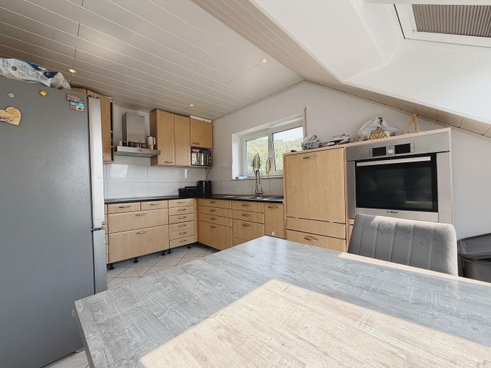 Appartement-galerie de 3 pièces avec deux loggias, balcon et vue dégagée sur Höchst. – Küche