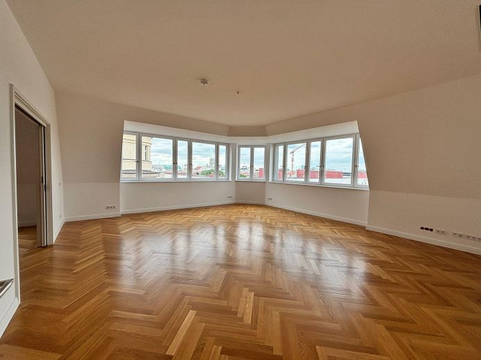 Provisionsfrei: Außergewöhnliche Dachgeschosswohnung mit Blick über Berlin und toller Dach-Terrasse – Wohnzimmer frontal 