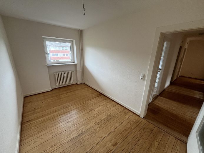 Appartement lumineux de 4 pièces avec balcon et cuisine équipée à louer immédiatement. – 3. Zimmer