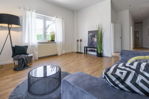 Frisch renoviert mit hohem Steuervorteil (AfA über 6,5%) und guter Rendite (ca. 5%)!