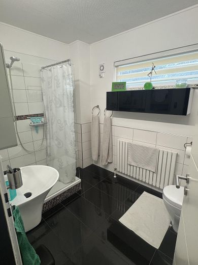 Modernisiertes Einfamilienhaus mit Kamin,Wallbox,bezugsfertig & tollem Wohngefühl – Badezimmer EG