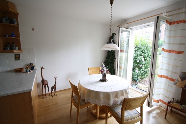 Der Essbereich neben Küche und Terrasse