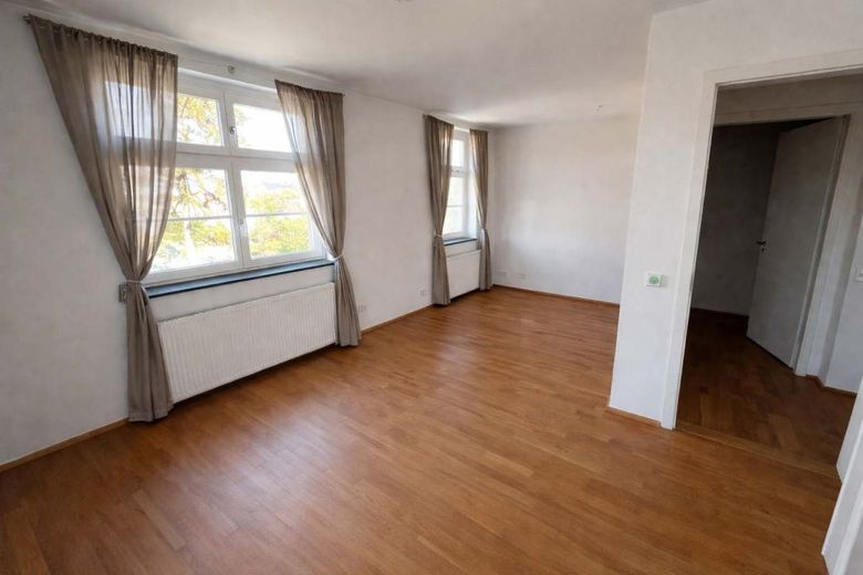 DACHGESCHOSS - MAISSONETTE IN ZWEIFAMILIENHAUS MIT GARTENANTEIL – Raumansicht im Obergeschoss