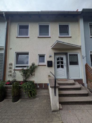 Einziehen und aufblühen: modernisiertes 5,5 Zimmer Reihenhaus mit Garten & Terrasse – provisionsfrei – Foto 1