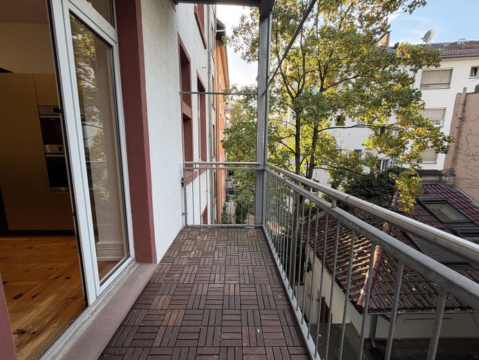 Appartement ancien de 3,5 pièces dans le Nordend avec balcon, cuisine équipée et plafonds de 3 m de hauteur – Balkon 