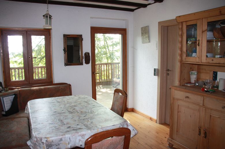 Waldhaus in Alleinlage – Wohn-, Esszimmer