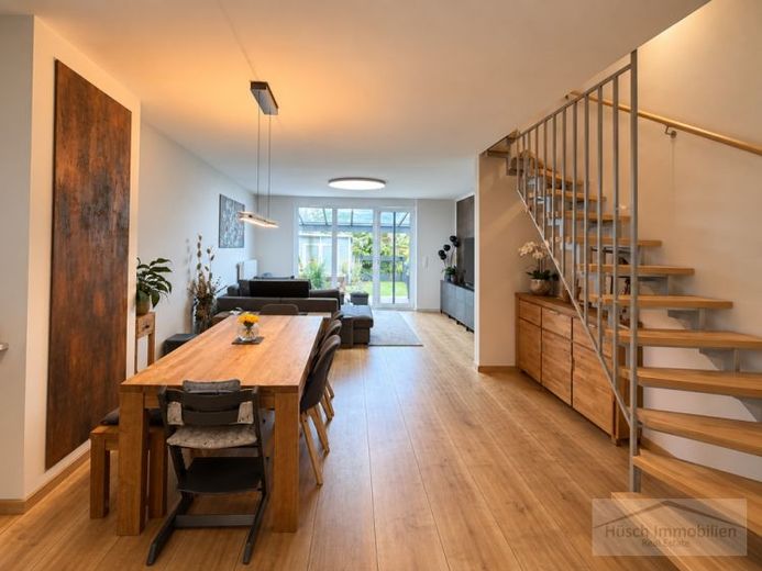 Modern terraced house for families – approx. 151 m² of living space, garden, covered terrace & fitted kitchen – Photo 1