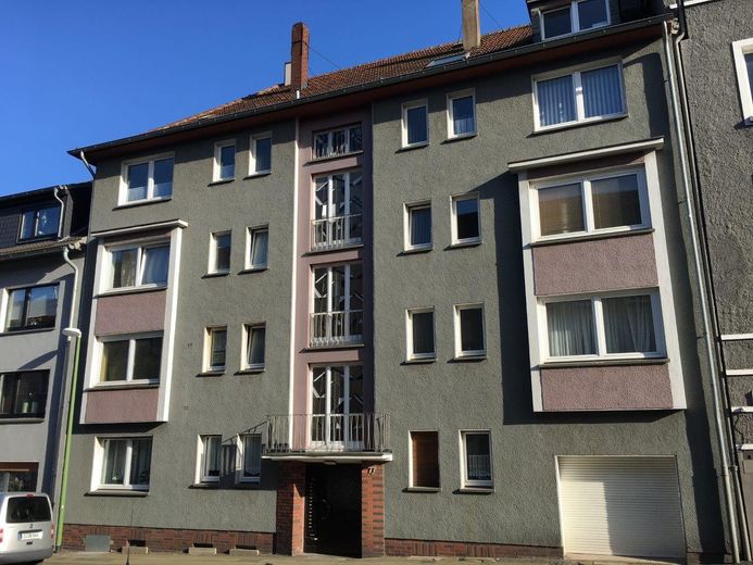 Sanierte 3,5 Zimmer-KDB Wohnung (ca. 70 qm) mit Einbauküche und Balkon / Holsterhausen – Haus Vorderseite