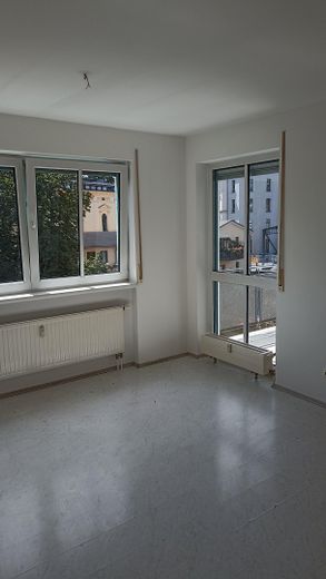 „Your morning coffee with river view – 3 rooms, loggia & unobstructed water location in Leipzig Plagwitz“ – helle Küche
