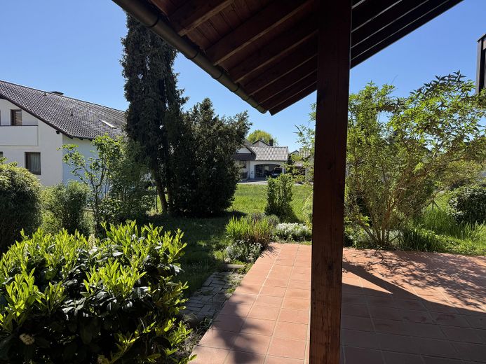 Gartenwohnung mit überdachter Terrasse und 5 Zimmern – Terasse / Garten