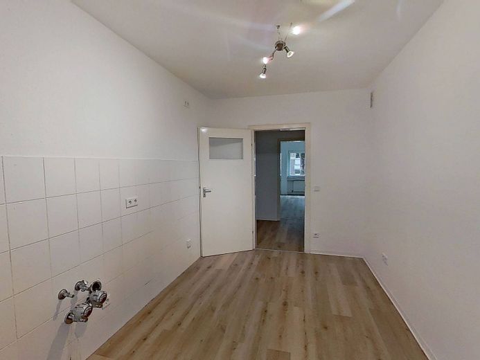 Komfortabel ausgestattete 3-Zi.-Whg. mit BALKON und Wannenbad – Ansicht II Küche