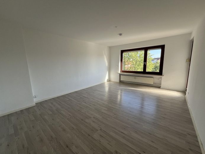 Appartement de 3 pièces à Hannover-Döhren | 80 m² | 2 balcons | sans commission – Wohnzimmer