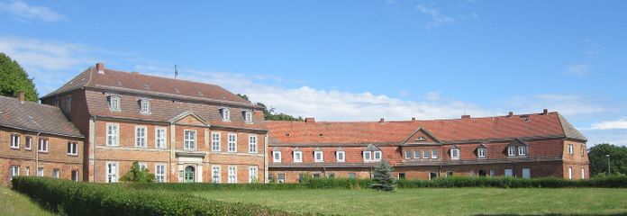 re. seitenflügel mit mansarde