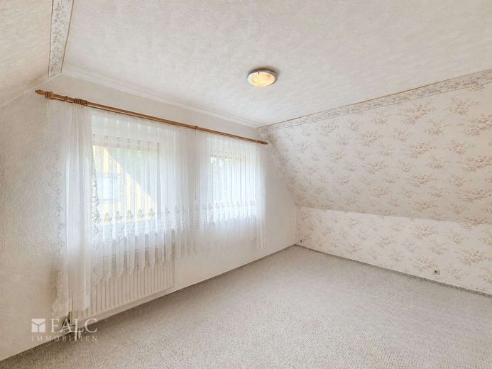 Charmante Doppelhaushälfte mit direktem Seeblick - FALC Immobilien – Schlafzimmer
