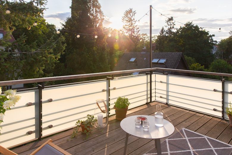 Wohnen + Kapitalanlage: Top gepflegtes, aufwendig saniertes 30er-Jahre-Haus in 1A-Lage Zehlendorf – Lichtspiele auf dem Glas …