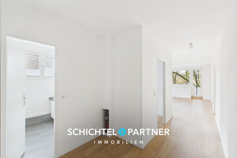 Neustadt | Modernisierte Eigentumswohnung mit Einbauküche und Balkon – S&amp;P | Flur