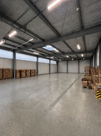 Moderne Lagerhalle 360 m² + 87 m² überdacht | Werneuchen – Innenansicht Hallenfläche