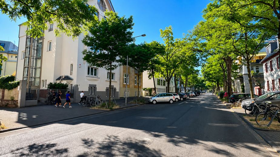 Keyifli 42 m² – merkezi konumda 2 odalı çatı katı dairesi – Wörthstraße Umgebung