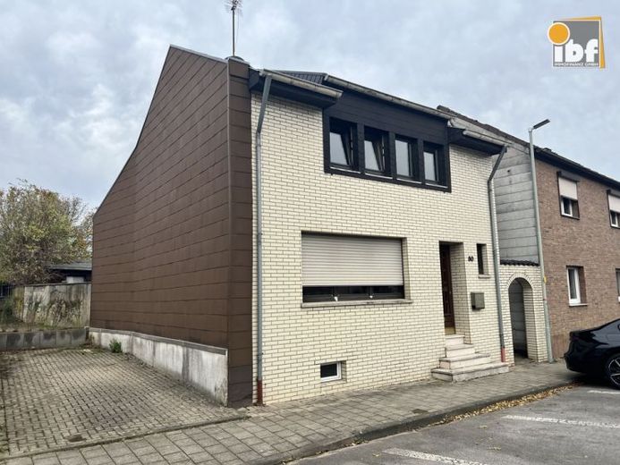 +++ IBF Immo +++ Freist. EFH mit Stellplatz und Garten mit viel Potential für Handwerker! – Foto 1