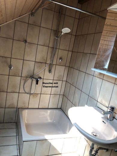 ruhige DG Wohnung mit Südb. in Wohnbereichstr. sucht langfristigen ruhigen Nichtraucher Mieter – Dusche mit Thermostat