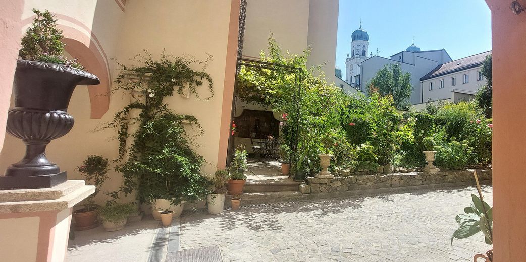 Blick auf Dom und Garten