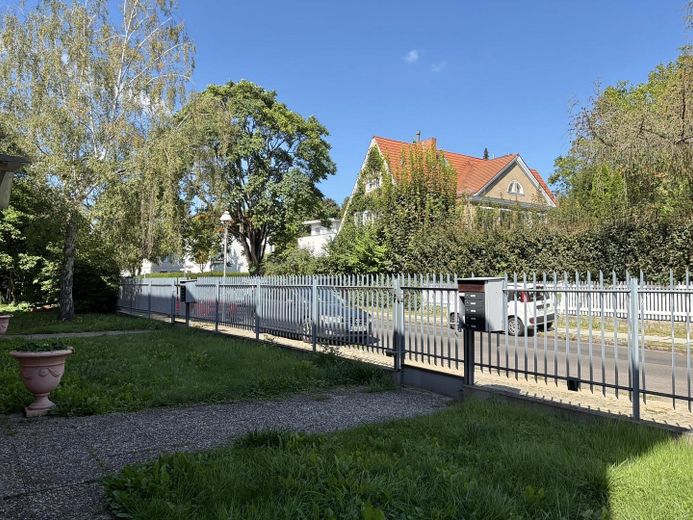 Helle 3-Zimmer-Wohnung mit Balkon in Westend – Vorgarten