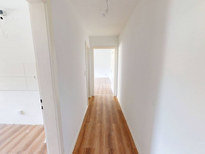 Zomer, zon, besparen: 2 netto koude huren cadeau! 2-kamerappartement met BALKON op loopafstand van de oever van de Main – Flur