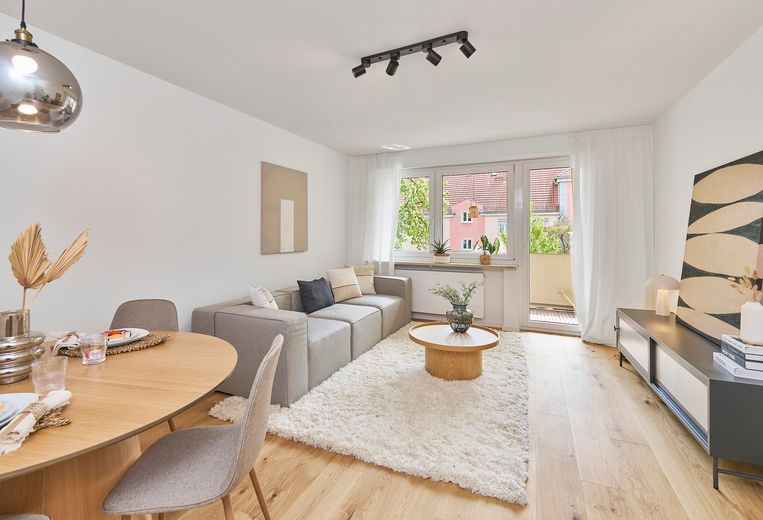 Erstbezug nach Sanierung: Helle 3-Zi.-Wohnung mit sonnigem Balkon & grünem Innenhof in Top-Lage – फोटो 1